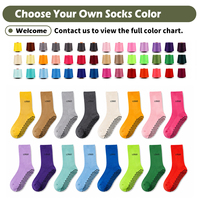 Chaussettes de yoga personnalisées blanches mi-mollet avec grip, bord côtelé rayé, points en silicone antidérapants, chaussettes d'entraînement de Pilates personnalisées