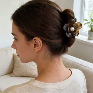 Fermagli per Capelli Francesi in Acetato da 4,9 cm con Fiori e Perle, un Accessorio per Capelli Raffinato ed Elegante per Signore - Product Image 2