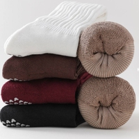 Vente en gros de chaussettes de Pilates antidérapantes au design personnalisé Chaussettes rayées à volants pour femmes Pilates Yoga Grip Chaussettes de danse athlétique pour femmes
