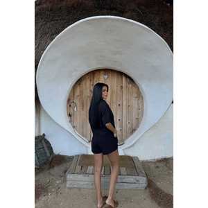 Ensemble deux pièces en lin noir Yulia pour femme, haut court et pantalon court décontracté-formel avec tissu tricoté brodé pour l'été - Product Image 3