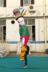 Mascota inflable de circo con forma de calavera de azúcar transportada por un humano |   Fábrica de Inflables para Desfiles de Carnaval, Fiestas en Bares y Decoración de Parques Temáticos - Product Image 3