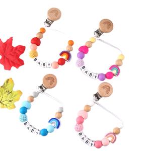 Porte-sucette <span class=keywords><strong>en</strong></span> bois fait main avec nom personnalisé avec chaîne <span class=keywords><strong>en</strong></span> silicone souple Clips factices personnalisés pour bébés Design <span class=keywords><strong>arc</strong></span>-<span class=keywords><strong>en</strong></span>-<span class=keywords><strong>ciel</strong></span> - Product Image 1