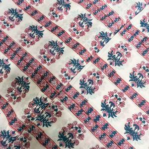 Tissu imprimé en coton blanc cassé de qualité supérieure, orné de motifs floraux répétés roses et bleus avec des détails botaniques complexes - Product Image 2
