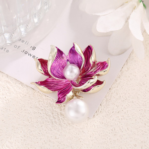 Broche de cristal con forma de flor para mujer, pin de aleación con diamantes de imitación para traje y cheongsam, uso diario. - Product Image 2