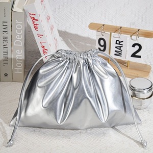 Nouvelle conception, sac de rangement cosmétique en cuir PU avec cordon de serrage, logo personnalisé imprimé, pochette de maquillage en cuir imperméable - Product Image 1