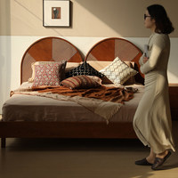 Grand lit double vintage en bois de cerisier massif avec tête de lit haute pour chambre principale ou lit de mariage