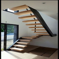 Escalier intérieur moderne et durable Anewson sur mesure avec marches en bois massif, structure en acier inoxydable et garde-corps en verre pour hôtels et entrepôts