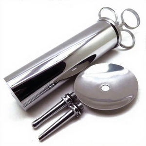 Jeringa de irrigación de oídos de metal quirúrgico veterinario premium para procedimientos de limpieza de oídos de animales, instrumento reutilizable de acero inoxidable - Product Image 1