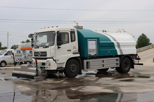 Carro de riego de alto rendimiento, camión de lavado y barrido eficiente con componente de motor central - Product Image 2
