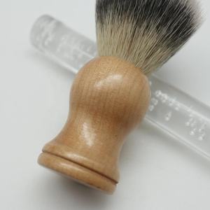 Spazzola da barba da uomo a marchio privato di 15 anni in legno e capelli sintetici vegani - Product Image 4