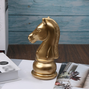 SWAITE Artesanía Creativa <span class=keywords><strong>de</strong></span> Resina para el Hogar - Piezas <span class=keywords><strong>de</strong></span> Ajedrez Rey y Reina <span class=keywords><strong>de</strong></span> Lujo Ligero, Figuras para Vinoteca, Caballos <span class=keywords><strong>de</strong></span> <span class=keywords><strong>Guerra</strong></span> - Product Image 3
