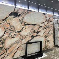 Comptoir d'îlot en marbre rose Panda personnalisé, pierre naturelle de luxe, mur de fond en pierre, transmission de la lumière, villa moderne intérieure