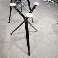 Table basse ronde moderne avec plateau en marbre, série XT, base trépied en métal pour salon
