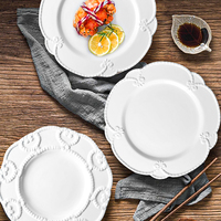 Service de vaisselle de luxe en porcelaine fine blanche à motif floral, assiettes de présentation de mariage en céramique gaufrée, plats de cuisson créatifs émaillés pour la maison