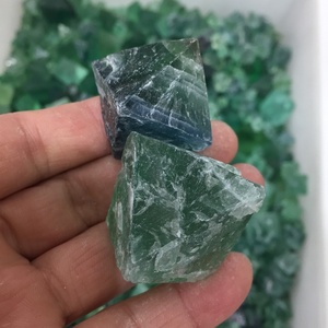 <span class=keywords><strong>Fluorite</strong></span> naturale all'ingrosso <span class=keywords><strong>pietra</strong></span> grezza e <span class=keywords><strong>Fluorite</strong></span> verde octaedro per la decorazione - Product Image 2