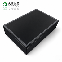 Boîte cadeau en MDF noir brillant personnalisée pour parfum, avec couvercle rabattable, emballage pour flacon, support pour personnalisation de la doublure intérieure colorée.