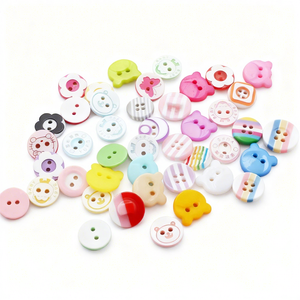 כפתורי שרף מגוונים בסיטונאות, צורות מעורבות של חיות, פרחים, לבבות, יהלומים ועגולים, עם 2 חורים, לבגדי ילדים. - Product Image 3