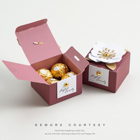 Boîte cadeau de mariage rose poudré au design floral carré créatif pour bonbons de mariage et emballage de fiançailles