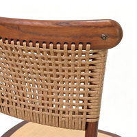 Chaise de banquet moderne en bois massif et rotin, idéale pour les mariages, les dîners et les événements, avec siège rembourré