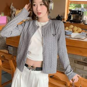 Cardigan court en maille grise de haute qualité pour femme – Collection 2025 - Product Image 4