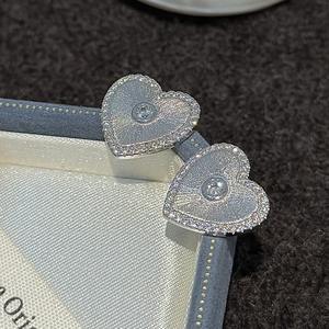 Boucles d'oreilles en argent pur S925, cœur brossé, design vintage et de niche, luxe léger, simple, en forme de cœur avec diamant comme pierre principale - Product Image 5