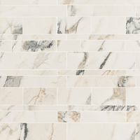 Mosaïque linéaire moderne en marbre Calacatta Gold avec rayures aléatoires, pierre naturelle pour les murs intérieurs d'hôtels