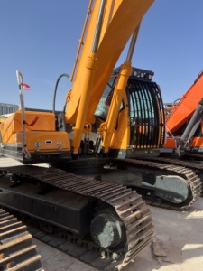 Chargeuse-pelleteuse sur chenilles Hyundai d'occasion, importée, 30 tonnes, moteur et transmission d'origine, modèle 2022, capacité de godet 1,5 m³ - Product Image 5