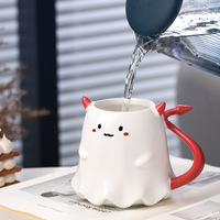 Mug en céramique mignon petit démon fantôme avec agitateur trident, tasse à café/thé sur le thème d'Halloween, passe au micro-ondes et au lave-vaisselle, adorable