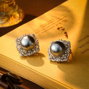 Boucles d'oreilles à clous de style rétro européen américain pour femmes, zircon, imitation perle, argent plaqué or, géométrique, haut de gamme, luxe, polyvalent - Product Image 5