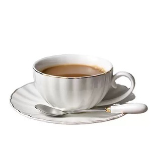 Ensemble de tasse à café et soucoupe en céramique blanche ronde avec bord doré, capacité de 101 à 200 ml, passe au lave-vaisselle et au micro-ondes, logo personnalisé - Product Image 3