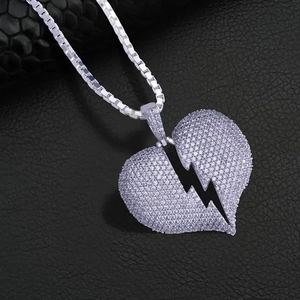 Collier élégant avec pendentif en moissanite, au design raffiné et à l'éclat scintillant, idéal pour un anniversaire, un mariage ou comme cadeau. - Product Image 2