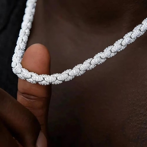 Collier Pendentif Croix 3D Iced Out Hop avec Chaîne Curb Pavée CZ Prêt à Expédier pour Vendeurs en Ligne - Product Image 4