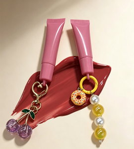 Tubo de brillo labial rosa brillante de 10 ml con tapa de rosca, llavero de cuentas de cereza, impresión de seda personalizada, tubo vacío para brillo labial de viaje - Product Image 1