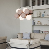 Lustre d'intérieur moderne et créatif avec hauteur réglable, en PE écoénergétique, options multicolores pour usage hôtelier