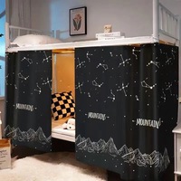 Tirai Tempat Tidur Asrama Mahasiswa Model Kartun Digital Tiga Pintu Anti Cahaya 1.15m/1.35m Tinggi Tidak Luntur Bahan Bernapas
