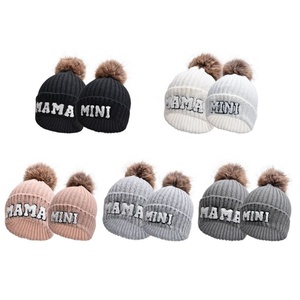 Mode Winter Effen Kleur Verdikte Mama <span class=keywords><strong>Mini</strong></span> Letter Patches Gebreide Muts Voor Mama En Me Pompom Wollen Muts Set - Product Image 3