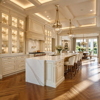 Armoire de cuisine classique sur mesure, style américain, couleur crème, avec îlot central et portes vitrées pour villa ou hôtel