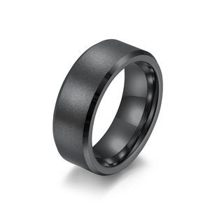 Anillo de tungsteno negro mate de doble bisel de 6/8/10 mm, estilo minimalista y único, resistente a los arañazos, en tono oro tungsteno. - Product Image 5