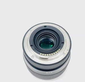 ใช้เลนส์เทเลโฟโต้ระยะกลางรุ่นเริ่มต้น — 56 มม. f/1.4 DC DN E, ค่า f/1.4 สำหรับถ่ายในที่แสงน้อย, ถ่ายภาพบุคคลในยามค่ำคืนที่ให้โทนสีผิวธรรมชาติโดยไม่ต้องปรับแต่ง - Product Image 5