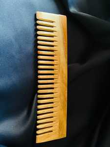 Peigne en bois artisanal fait à la main, matériau naturel, durable et doux, accessoire pour cheveux pour un usage quotidien - Product Image 4