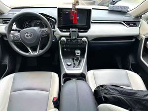 <span class=keywords><strong>Toyota</strong></span> <span class=keywords><strong>RAV4</strong></span> en Oferta, SUV de 5 Plazas, 163KW 221 Nm, Automático, Volante a la Izquierda, R18, Auto Usado con Interior Oscuro - Product Image 4