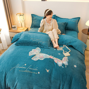 Housse de couette rembourrée en velours de lait doux et <span class=keywords><strong>brillant</strong></span>, broderie de quatre pièces, housse de couette en velours d'hiver, ensemble de literie de quatre pièces - Product Image 1