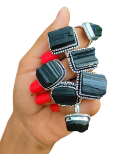 Anillo de turmalina negra cruda Anillo de plata de piedras preciosas sin cortar de plata, anillo de piedra cruda de cristal, cristal curativo - Product Image 1