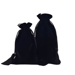 Emballage cadeau recyclable personnalisé, sac en velours satiné avec cordon de serrage, finition noire brillante pour bougies et artisanat - Product Image 1
