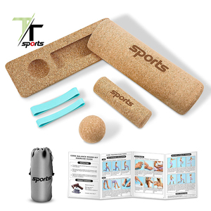 Planche d'équilibre en <span class=keywords><strong>liège</strong></span> personnalisable avec logo, rouleau <span class=keywords><strong>de</strong></span> massage 4-en-1 et balle, bandes <span class=keywords><strong>de</strong></span> résistance pour les orteils, sac <span class=keywords><strong>de</strong></span> transport et guide d'exercices - Product Image 2
