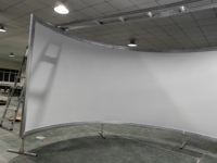 Simulador de Vuelo de 220 Grados con Pantalla Curva de 5 Metros de Diámetro y 2 Metros de Altura en PVC Gris