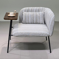 Fauteuil simple moderne et minimaliste en tissu rembourré avec table d'appoint, idéal pour chambre et appartement