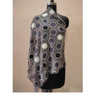 Écharpe 100% Laine Mérinos Tricotée à la Main avec Broderie, Extensible dans les Quatre Sens, Élégante, Douce, Confortable et Légère, Vêtement d'Hiver pour Femmes et Hommes - Product Image 6