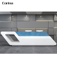 Bureau de réception moderne de luxe en surface solide Corina pour hôtel, hôpital, centre commercial, 3 personnes, 4 m de haut, finition brillante
