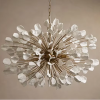 Lustre en verre de Murano avec feuilles en céramique blanches disposées, structure en fer, éclairage LED, finition chrome/or, garantie de 3 ans
